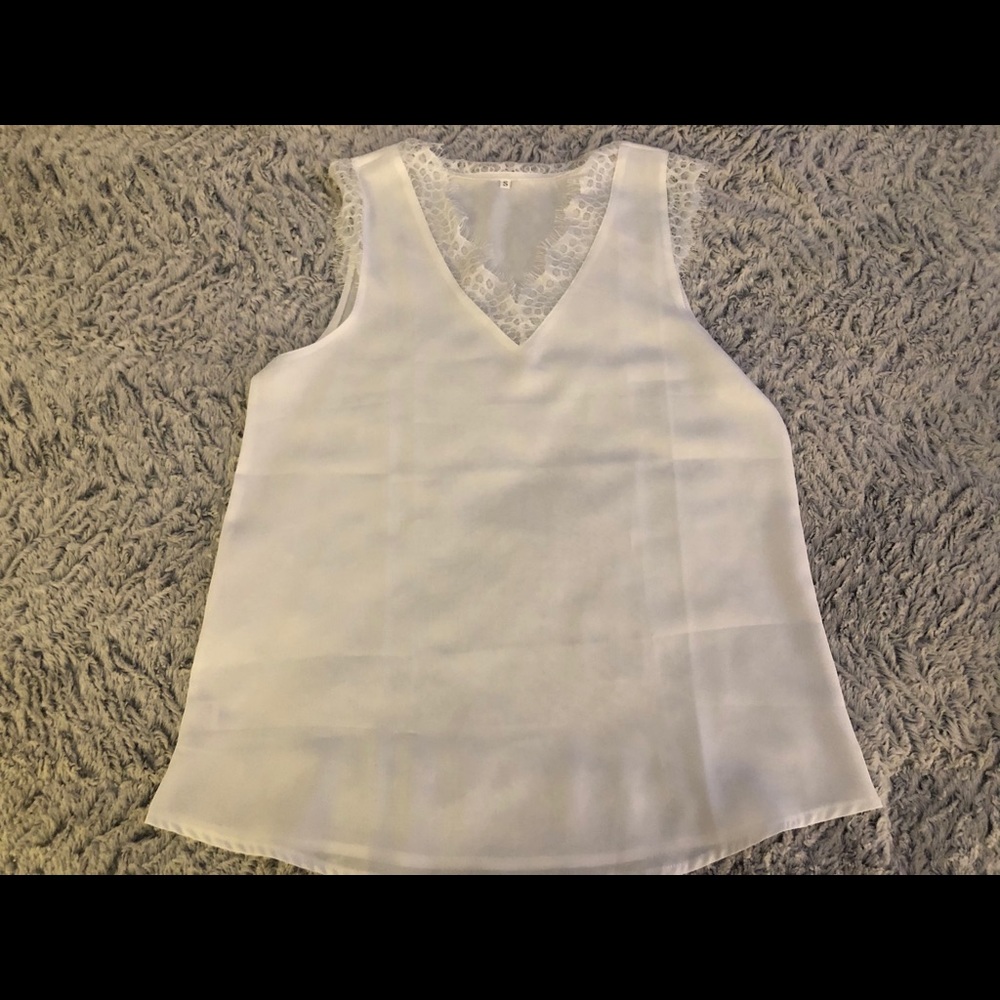 white flowy tank top lace around neck and sleeves
